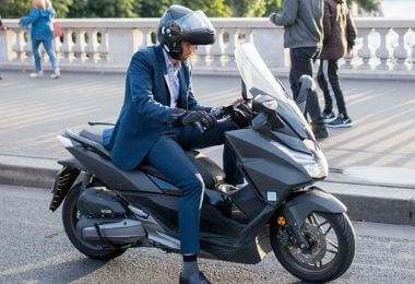 découvrez notre assurance pour moto 50cc, conçue pour protéger votre véhicule tout en respectant votre budget. profitez d'une couverture adaptée à vos besoins, d'une assistance 24/7 et de conseils d'experts pour rouler en toute sérénité.