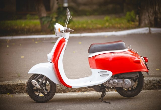 découvrez notre guide complet sur l'assurance scooter 50cc pour protéger votre deux-roues à des prix compétitifs. comparez les offres et choisissez la couverture adaptée à vos besoins !