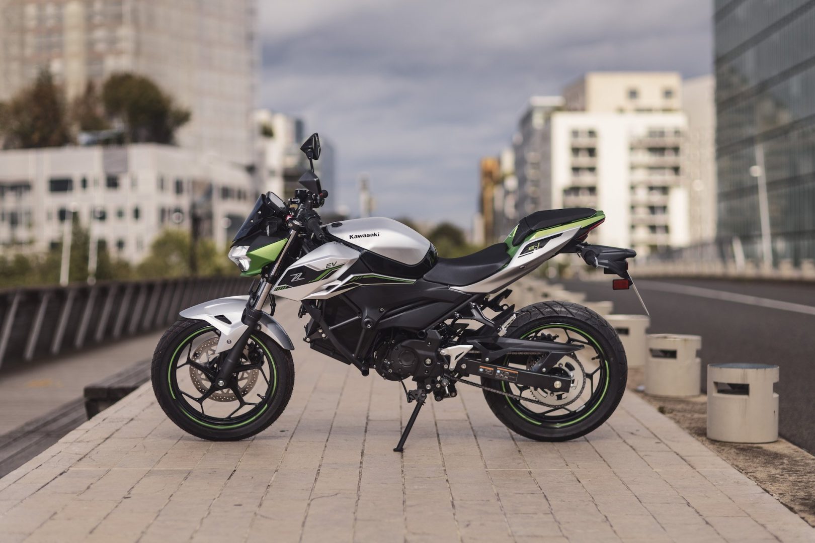 découvrez notre guide complet sur les motos écologiques : des conseils d'achat aux modèles les plus performants, en passant par les avantages environnementaux. faites le choix d'une mobilité durable tout en profitant de sensations fortes sur deux roues.