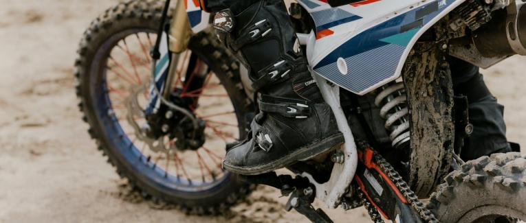 découvrez comment les motos vertes révolutionnent le paysage de la mobilité durable. explorez les innovations écologiques, les avantages environnementaux et les modèles qui contribuent à un avenir respectueux de la planète.