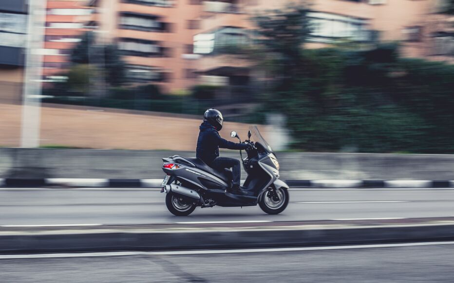 découvrez notre guide sur l'assurance scooter : trouvez les meilleures options pour couvrir votre deux-roues, bénéficiez de conseils pour choisir la bonne formule et assurez votre sécurité sur la route.
